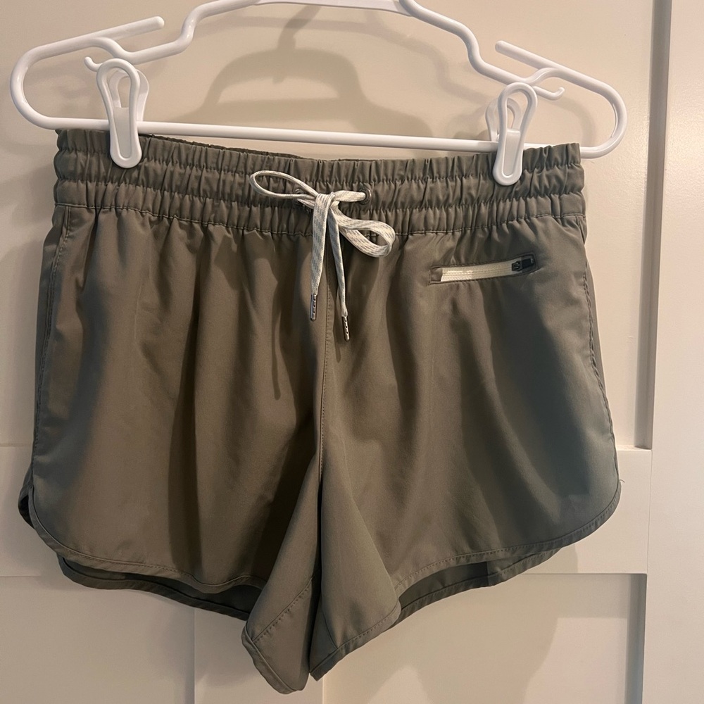 Vuori Clementine Short 2” EUC